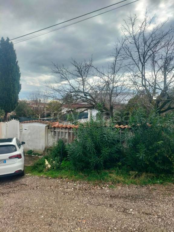 casa indipendente in vendita ad Aprilia in zona Cogna