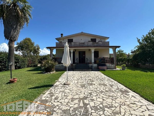 casa indipendente in vendita ad Aprilia in zona Cogna