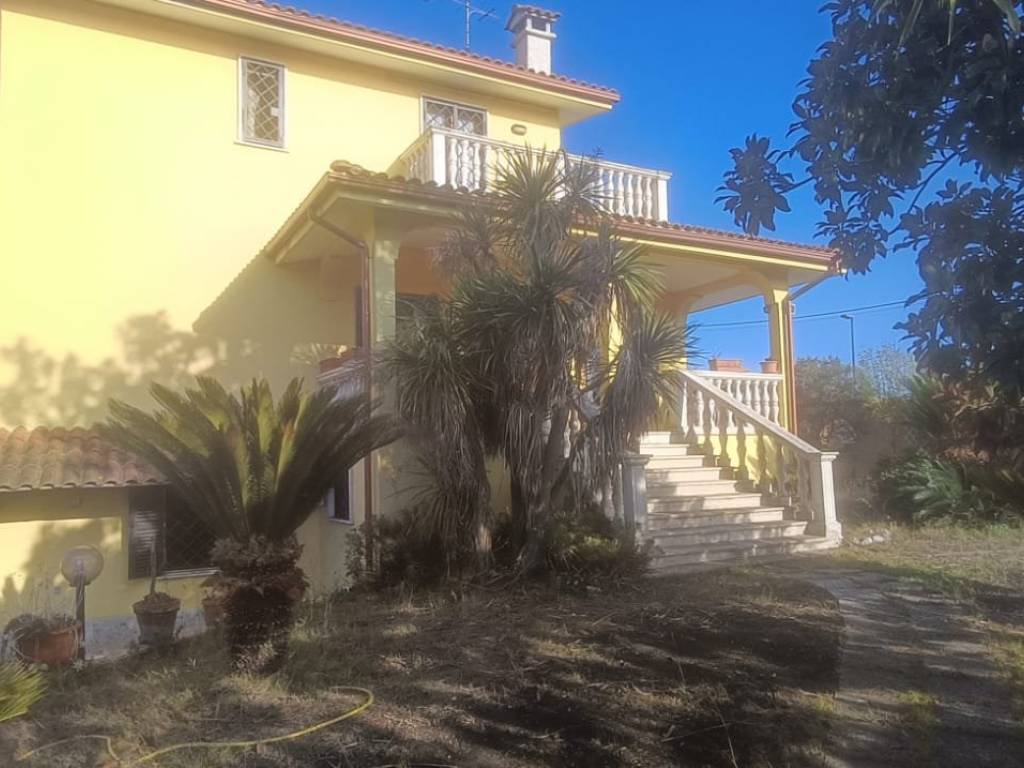 casa indipendente in vendita ad Aprilia in zona Fossignano
