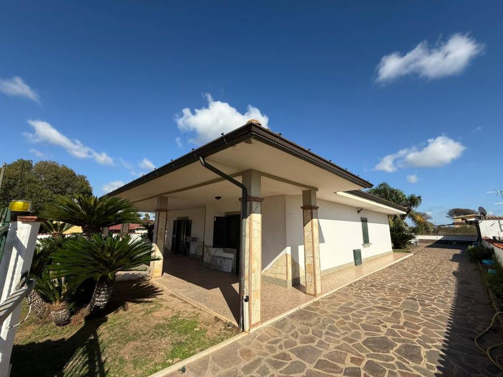 casa indipendente in vendita ad Aprilia in zona Campo di Carne