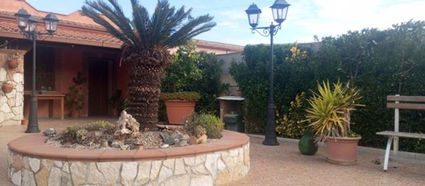 casa indipendente in vendita ad Aprilia in zona Fossignano