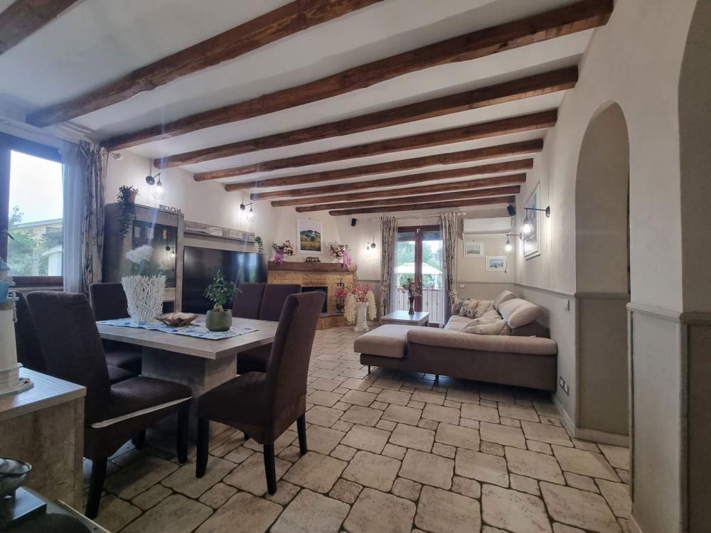 casa indipendente in vendita ad Aprilia in zona Fossignano
