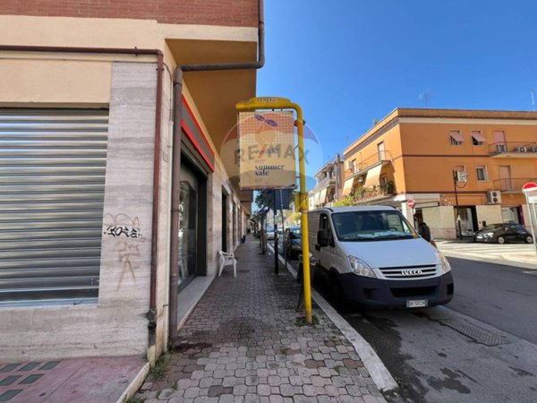 locale commerciale in vendita ad Aprilia