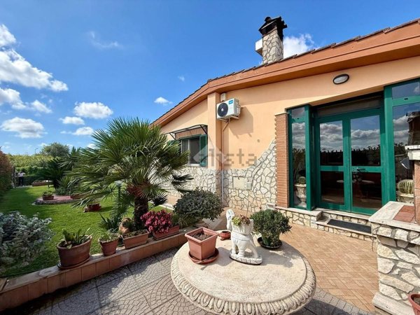 appartamento in vendita ad Aprilia in zona Campo di Carne