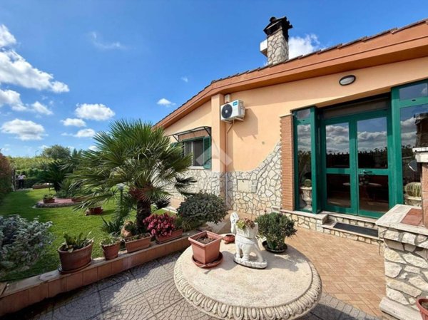 casa indipendente in vendita ad Aprilia in zona Campo di Carne