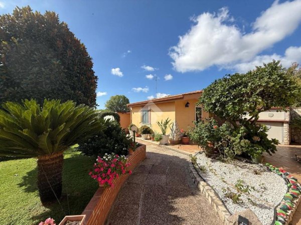 casa indipendente in vendita ad Aprilia in zona Campo di Carne