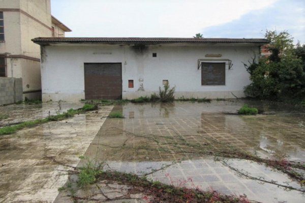 negozio in vendita ad Aprilia in zona Campo di Carne