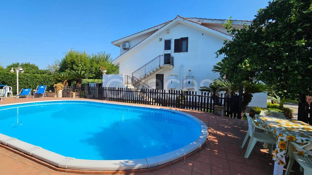 casa indipendente in vendita ad Aprilia in zona Genio Civile