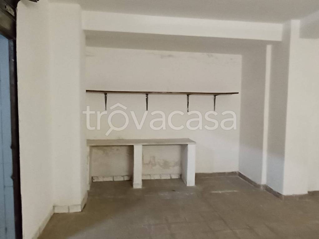 locale di sgombero in vendita ad Aprilia
