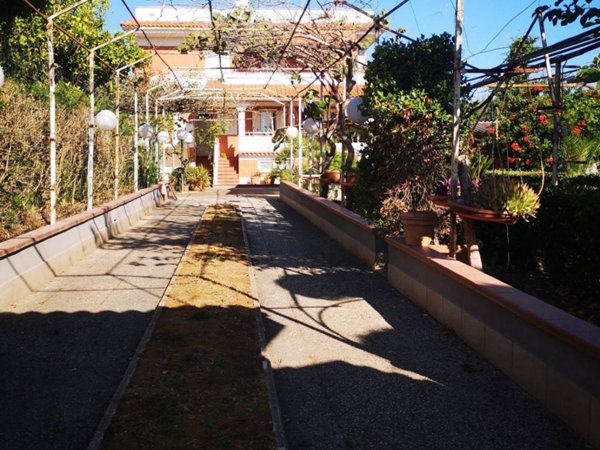 casa indipendente in vendita ad Aprilia in zona Fossignano
