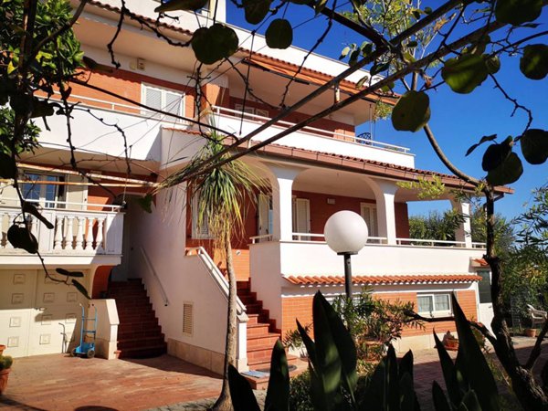 casa indipendente in vendita ad Aprilia in zona Fossignano