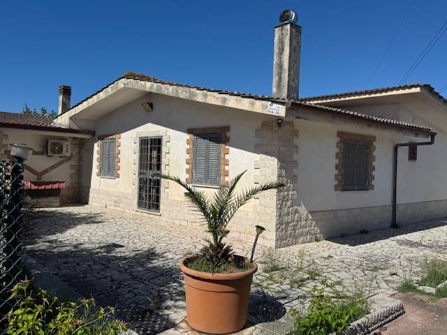 casa indipendente in vendita ad Aprilia in zona Campo di Carne