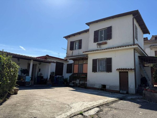casa indipendente in vendita ad Aprilia in zona Fossignano