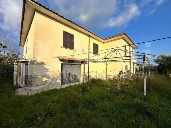 casa indipendente in vendita ad Aprilia in zona Riserva Nuova
