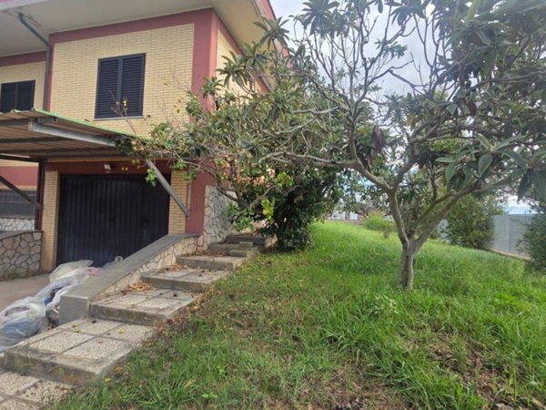 casa indipendente in vendita ad Aprilia in zona Campoverde