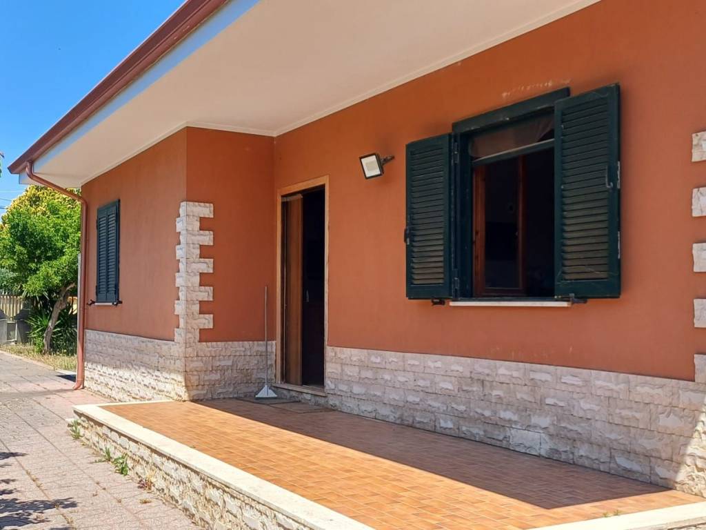 casa indipendente in vendita ad Aprilia in zona Campo di Carne