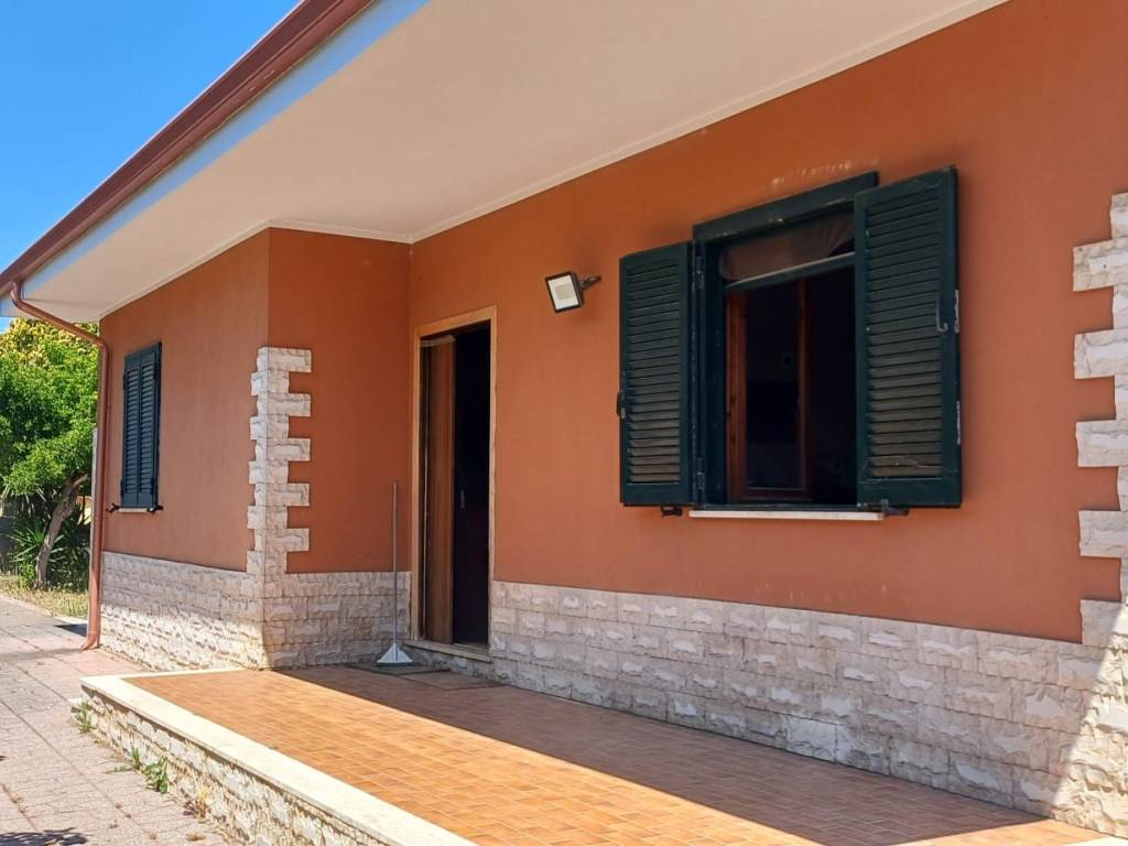 casa indipendente in vendita ad Aprilia in zona Campo di Carne