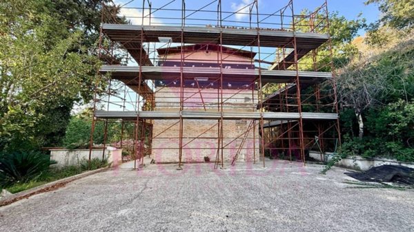 casa indipendente in vendita ad Aprilia in zona Fossignano