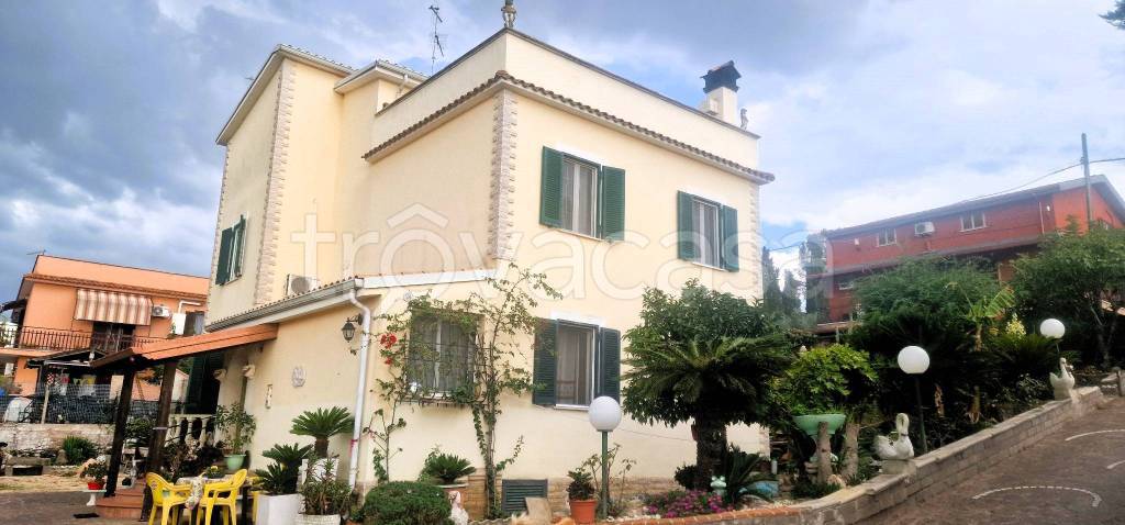 casa indipendente in vendita ad Aprilia in zona Casalazzara