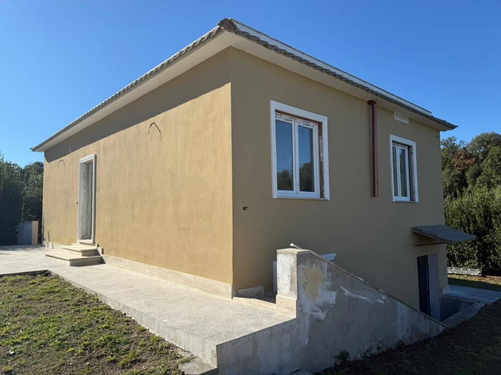 casa indipendente in vendita ad Aprilia in zona Campoleone