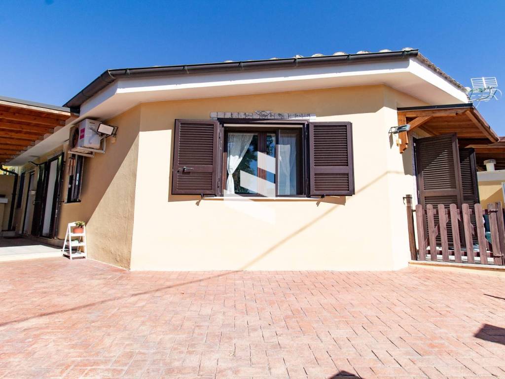 casa indipendente in vendita ad Aprilia in zona Cogna