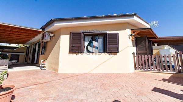 casa indipendente in vendita ad Aprilia in zona Cogna