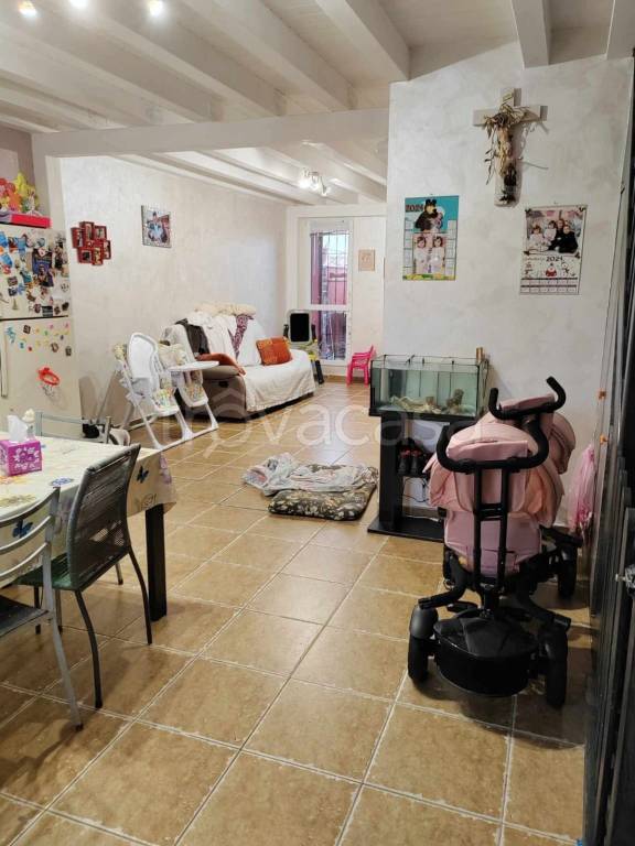 appartamento in vendita ad Aprilia in zona Casalazzara