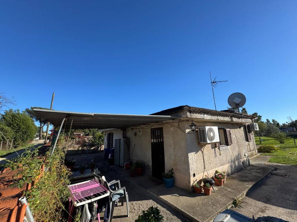 casa indipendente in vendita ad Aprilia in zona Cogna