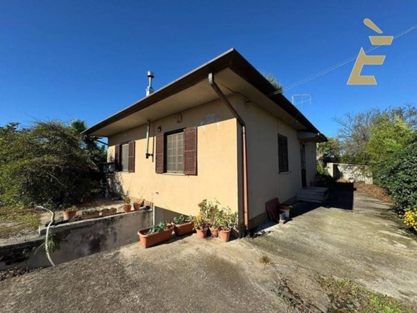 casa indipendente in vendita ad Aprilia in zona Genio Civile