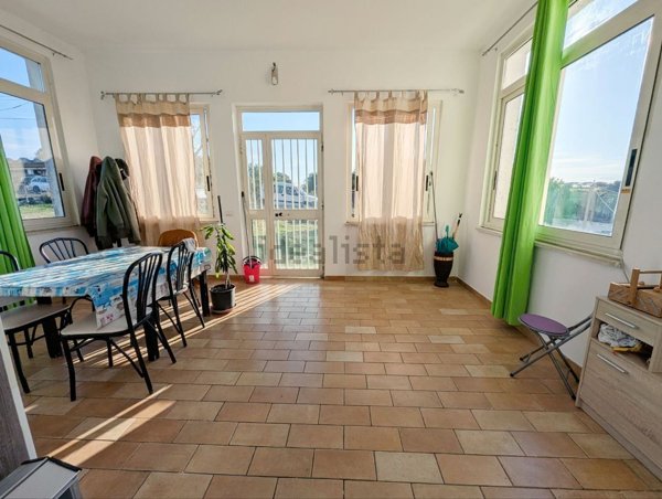 casa indipendente in vendita ad Aprilia in zona Fossignano