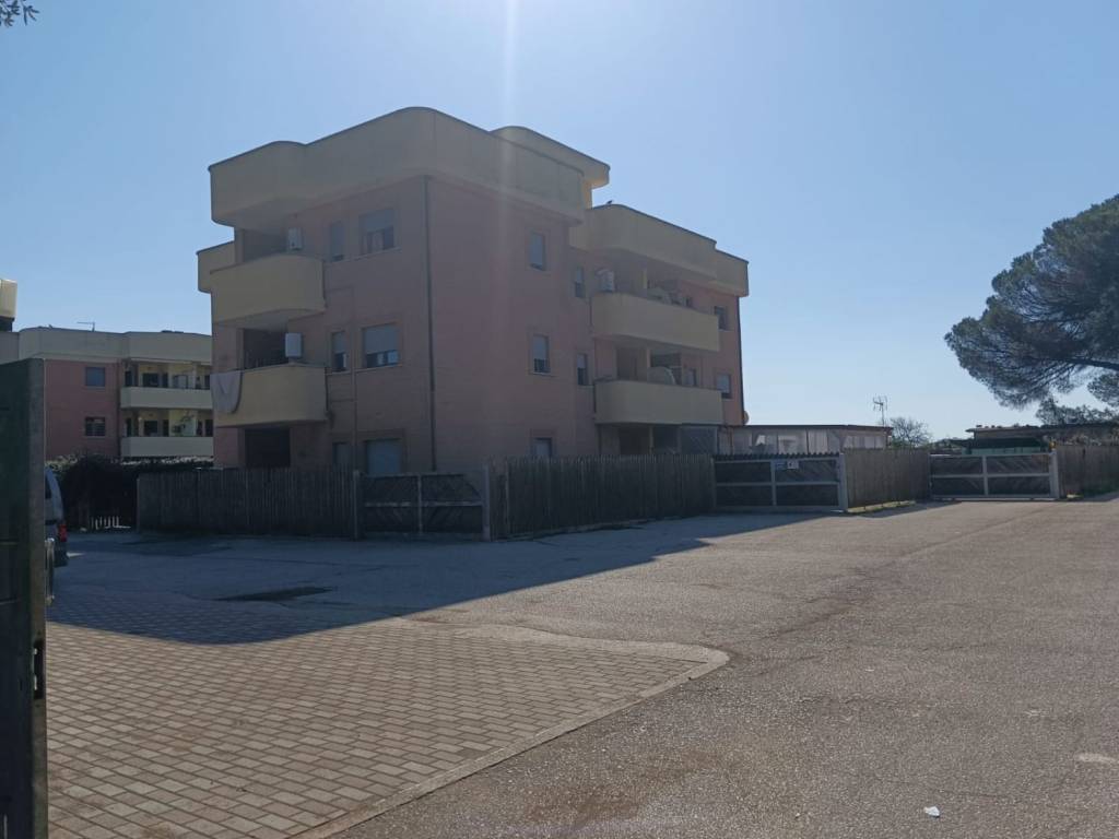 appartamento in vendita ad Aprilia in zona Campo di Carne