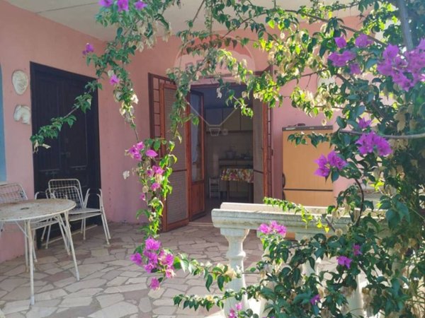 casa indipendente in vendita ad Aprilia in zona Cogna