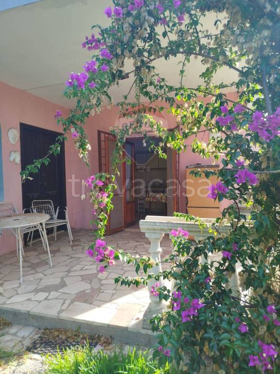 casa indipendente in vendita ad Aprilia in zona Cogna