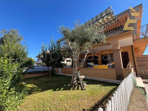 casa indipendente in vendita ad Aprilia in zona Fossignano