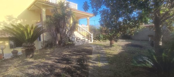 casa indipendente in vendita ad Aprilia in zona Fossignano