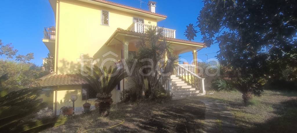 casa indipendente in vendita ad Aprilia in zona Fossignano