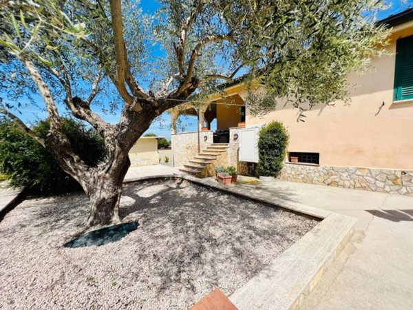 casa indipendente in vendita ad Aprilia in zona Fossignano