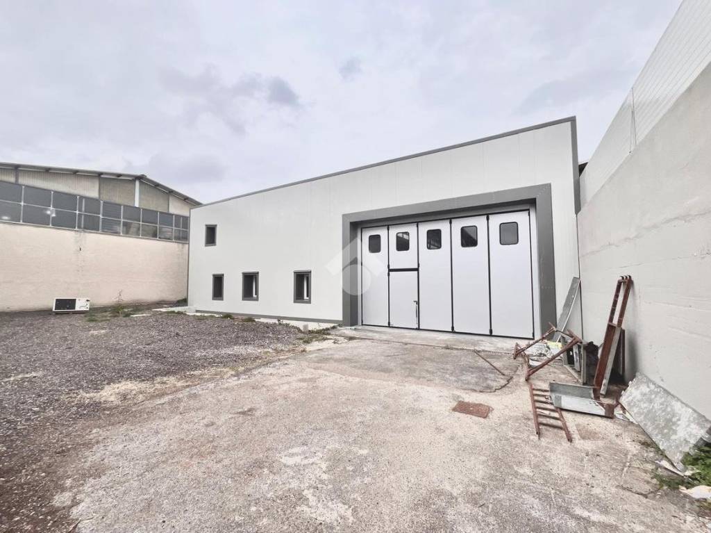 locale commerciale in vendita ad Aprilia