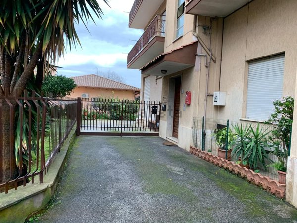 locale commerciale in vendita ad Aprilia
