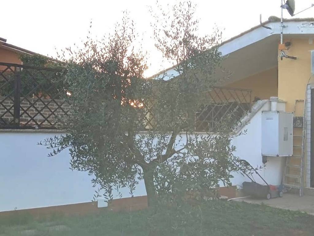 casa indipendente in vendita ad Aprilia in zona Cogna