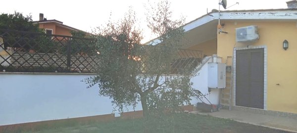 casa indipendente in vendita ad Aprilia in zona Cogna