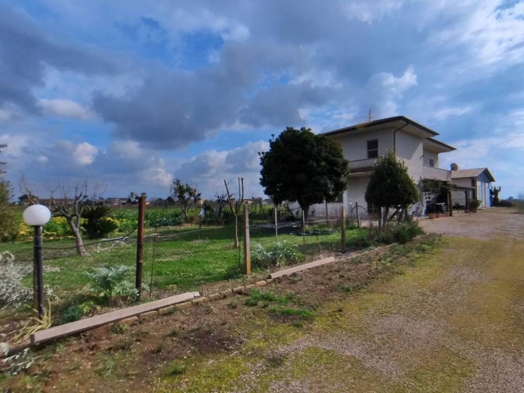 casa indipendente in vendita ad Aprilia in zona Torre del Padiglione