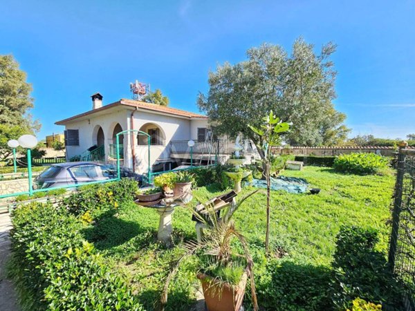 casa indipendente in vendita ad Aprilia in zona Campo di Carne