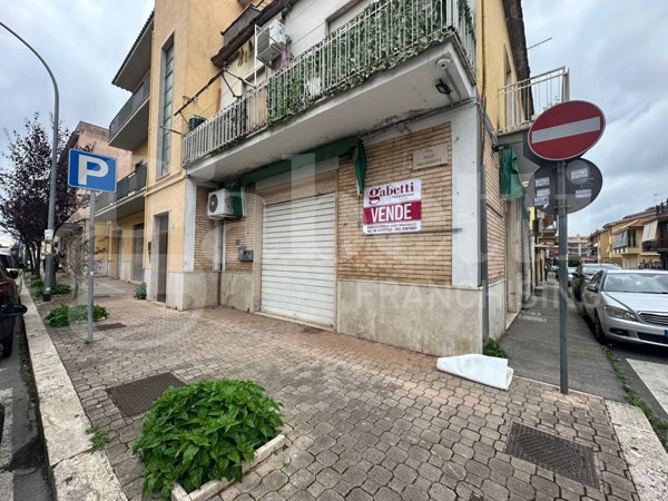 negozio in vendita ad Aprilia