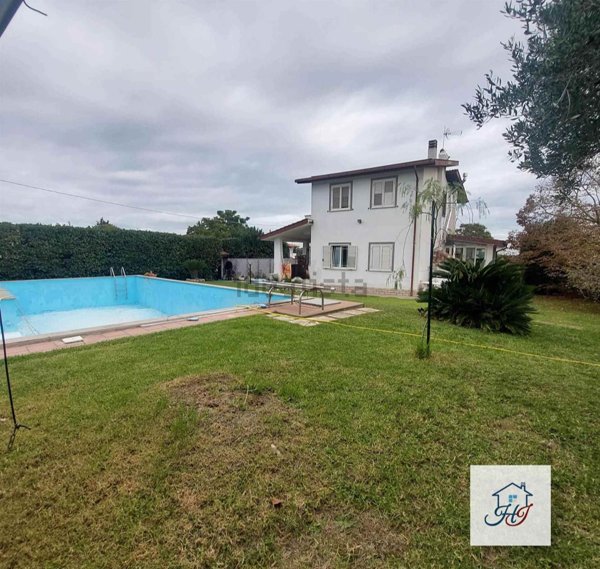casa indipendente in vendita ad Aprilia in zona Campo di Carne