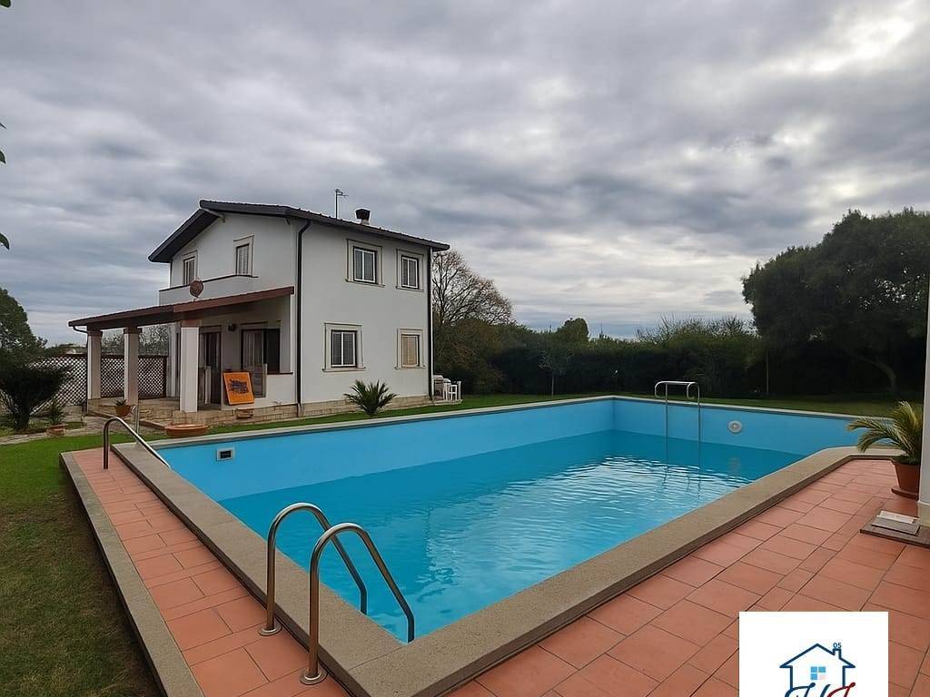 casa indipendente in vendita ad Aprilia in zona Cogna