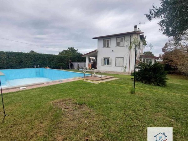 casa indipendente in vendita ad Aprilia in zona Cogna