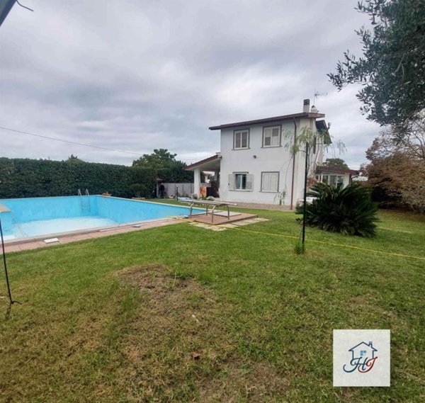 casa indipendente in vendita ad Aprilia in zona Cogna