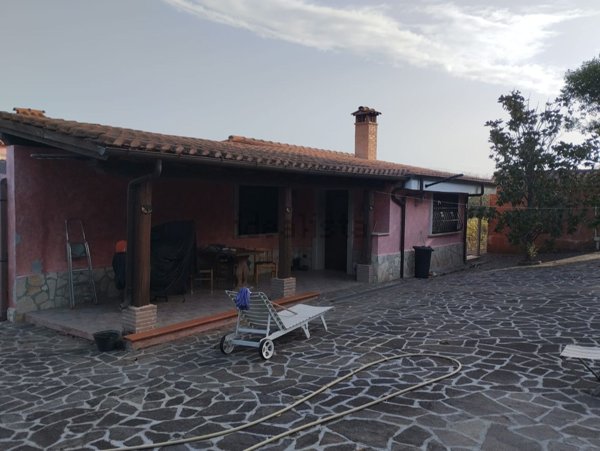 casa indipendente in vendita ad Aprilia in zona Cogna