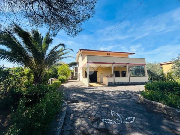 casa indipendente in vendita ad Aprilia in zona Fossignano